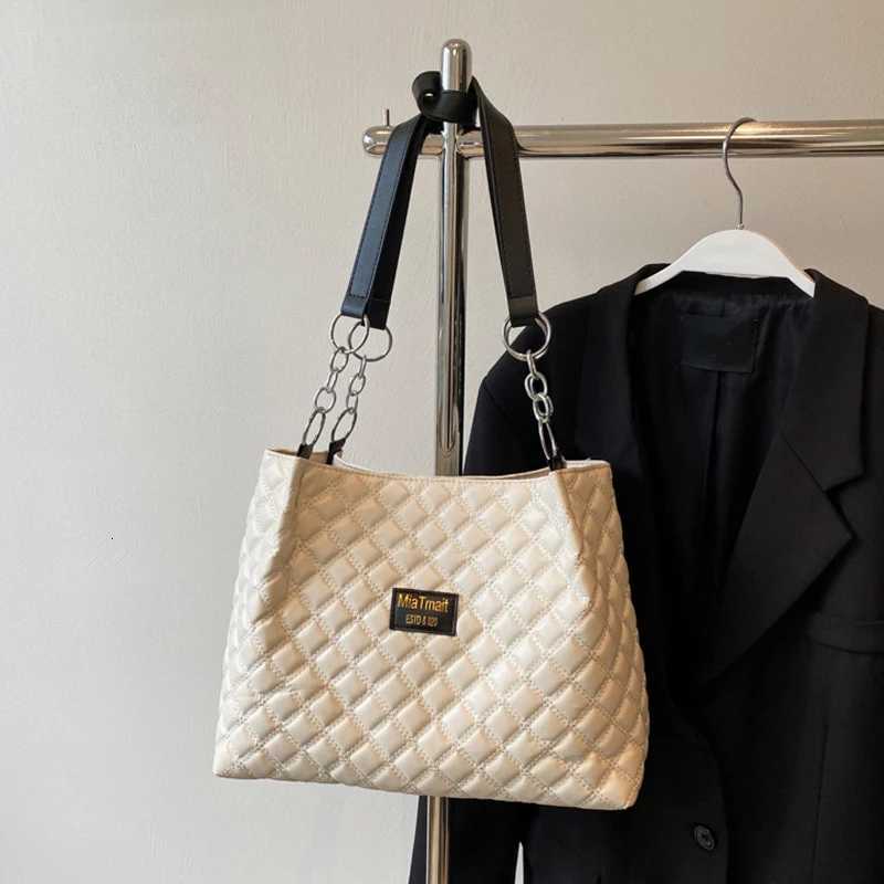 New Popar PU Leather Large Capacity Mens Bag Winter High Quality Quilted Design Shoulder Bag Cute Shopper Tote Bag Y250730