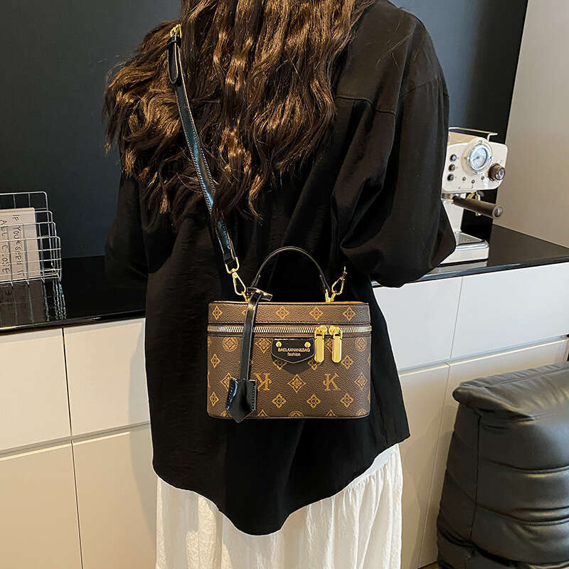 Retro Box Chain Shoulder Bag, Stylish PU Crossbody Purse for Women and Girls, Minimalist Small Square Bag in Brown & Black
