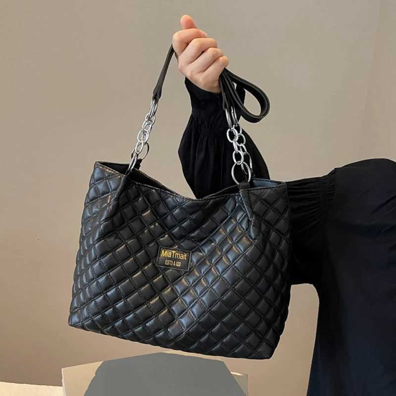 New Popar PU Leather Large Capacity Mens Bag Winter High Quality Quilted Design Shoulder Bag Cute Shopper Tote Bag Y250730