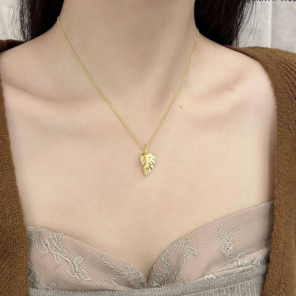 2024 New Gold Brushed Leaf Pendant Necklace Autumn Winter Exquisite High-end Rhinestone Sweater Chain 0e6