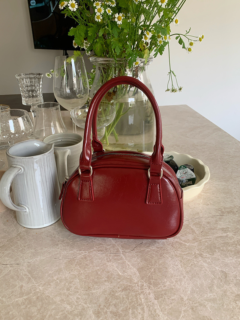 Designer Bag Red Luxury Bag Bag Autumn Winter Women 2025 New Trend Korean Style Handheld Bowling Bag Versatile Crossbody Bag Casual Small Square Bag T