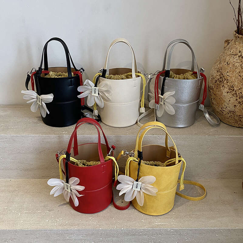 New Personalized Handheld Bucket with Unique Design, Niche Ins Style Shoulder Bag, Elegant Versatile Trendy Crossbody Bag