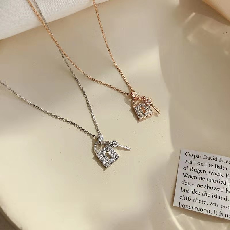 Diamond Lock Key Necklace For Women Korean Version Simple Female Student Design Niche Ins Beach Lady Pendant Fresh Light Luxury Designer Necklace Coll