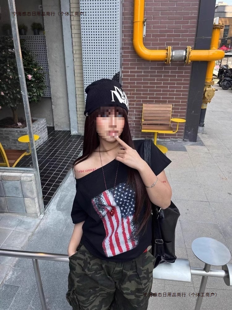 2025 Summer Retro Versatile Loose Sexy Girl American Fashion T-shirt Off Shoulder Top Printed Slimming Grey Short Sleeve New Designer T-shirt