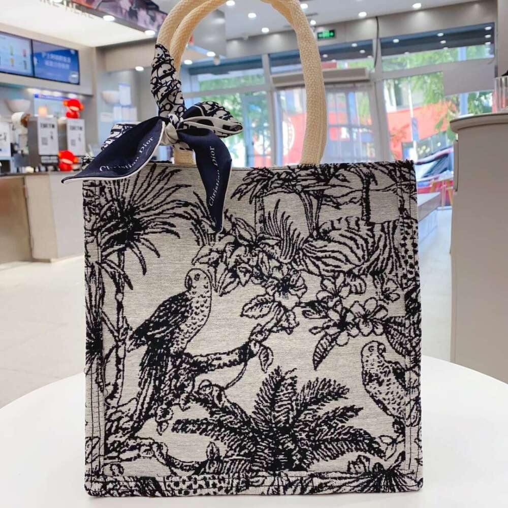 Women's High-End Handbag Spring New Versatile Canvas Small Tote Fashion Commuter Shoulder Bag