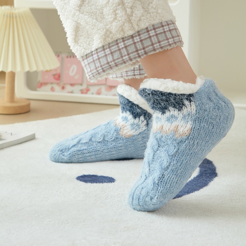 1 pair of thickened floor socks with plush insulation socks for warm feet, silicone anti slip socks on the soles of the feet, indoor shoe covers