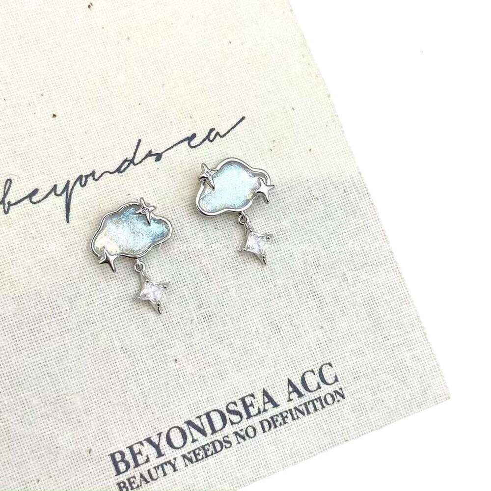 Nine Skies Nebula High-End for Women, Niche Design, Exquisite Cloud Zircon Earrings, Light Versatile Best Friend Earrings 92b