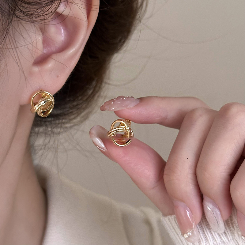 Metal Minimalist Braided for Women Fashionable Elegant Commuting Versatile Light Earrings Niche High-end Feel