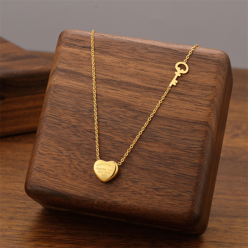 Beach Lady Pendant Titanium Steel Necklace For Women Designer Necklace Non-fading, Light Luxury Versati High-end Feel Luxurious Collarbone Chain Jewel