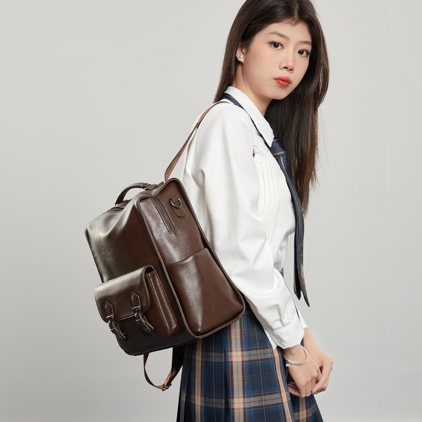 Small niche commuting backpack for women, fashionable and large capacity design, computer bag for women, college student backpack