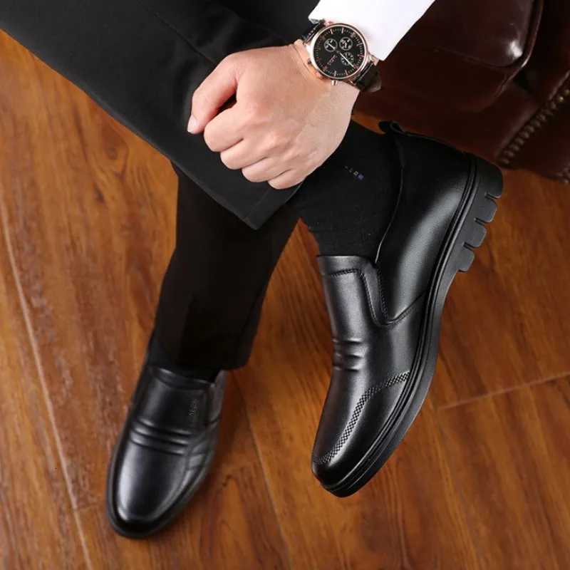 2025 New Mens Loafers Classic Business Dress Shoes Casual Leather Shoes Slip-on Driving Shoes Mens Soft Leather Shoes Y250730