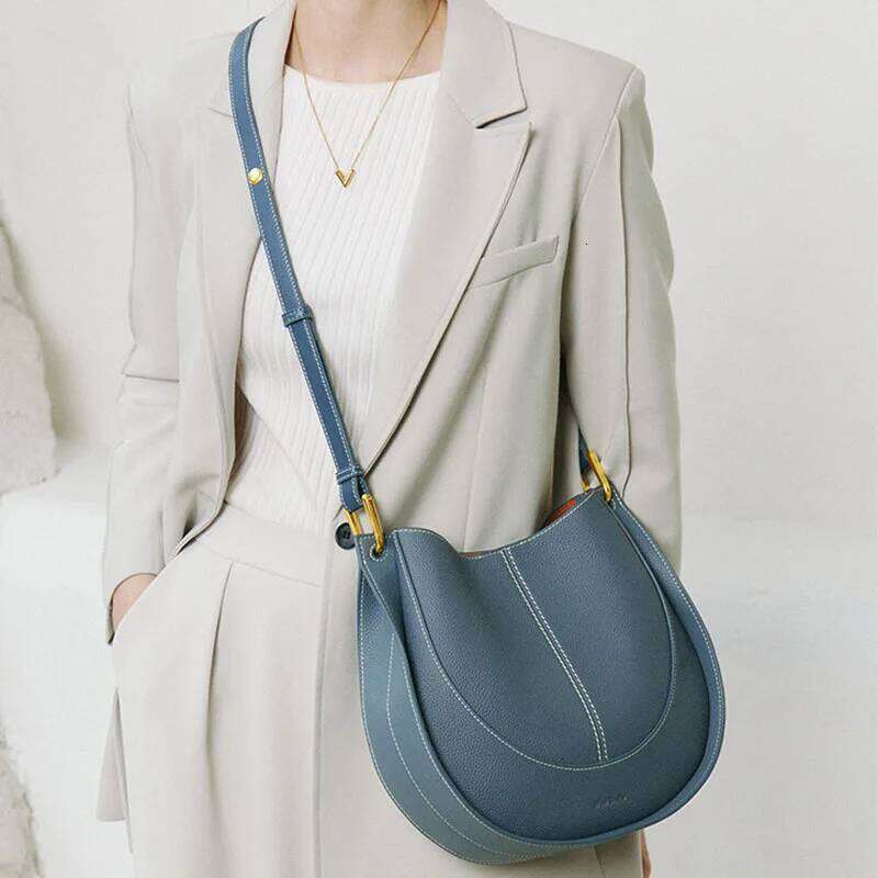 Large capacity single shoulder crossbody bucket soft niche light leather women s bag new trendy saddle bags