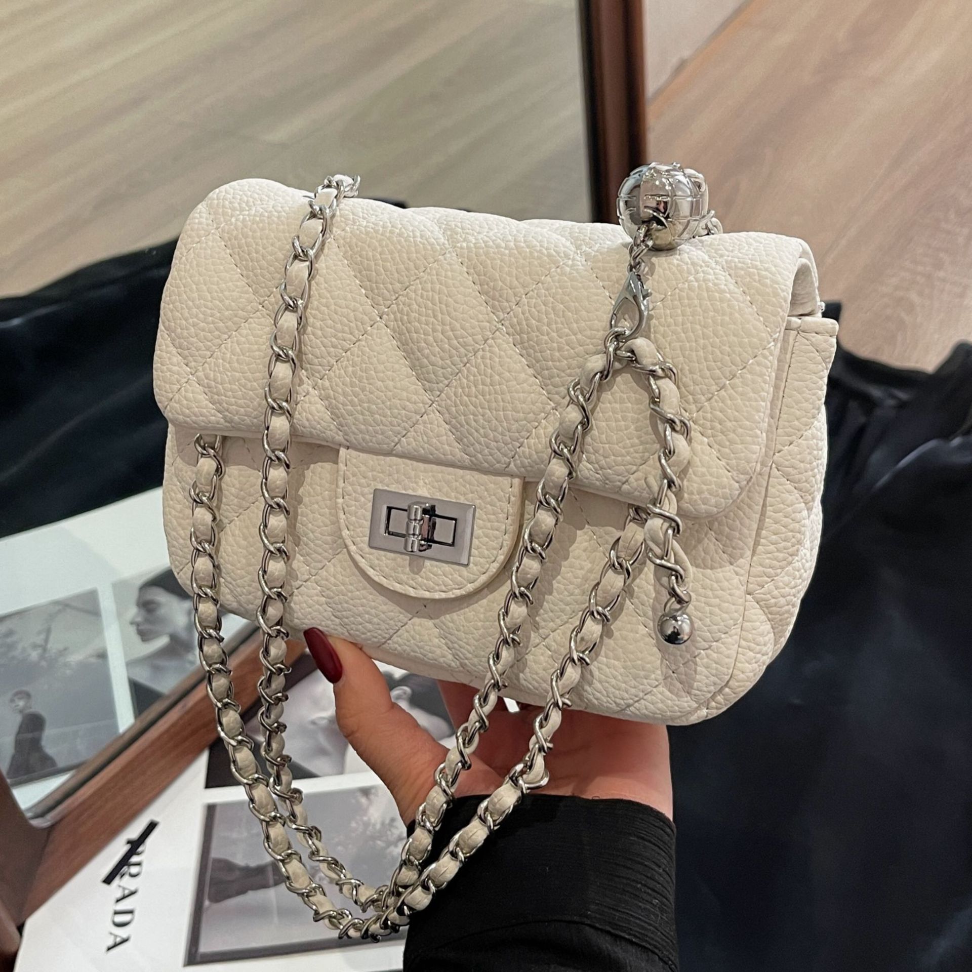 Premium sense underarm bag women's 2025 new niche design diamond chain bag popular single shoulder crossbody small square bag