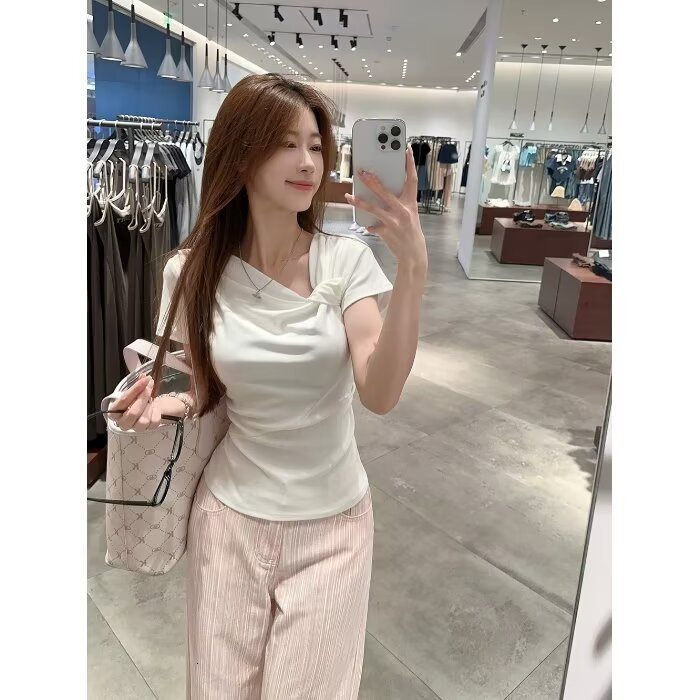 2025 summer new creative niche style elegant fashion loose casual niche designer T-shirt designer short sleeved women's T-shirt