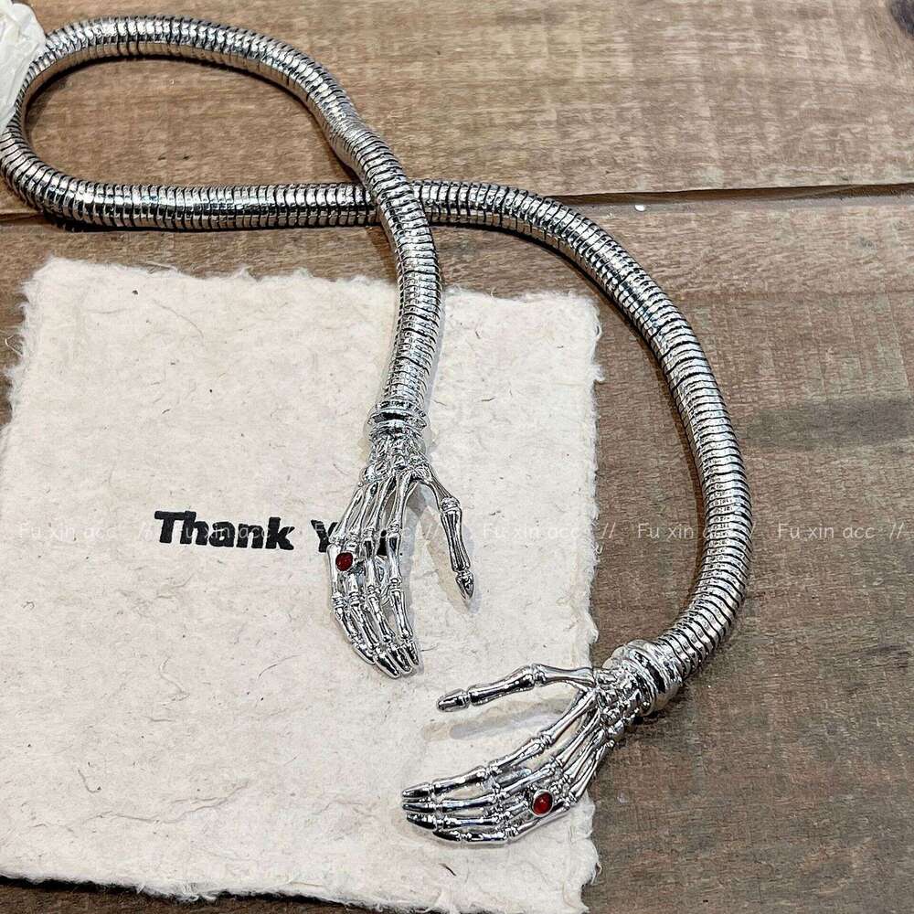 Ten Fingers Interlocking Exaggerated Skull Hand Magnet Necklace Punk Collarbone Creative Choker Hot Girl Neck Chain 7a4