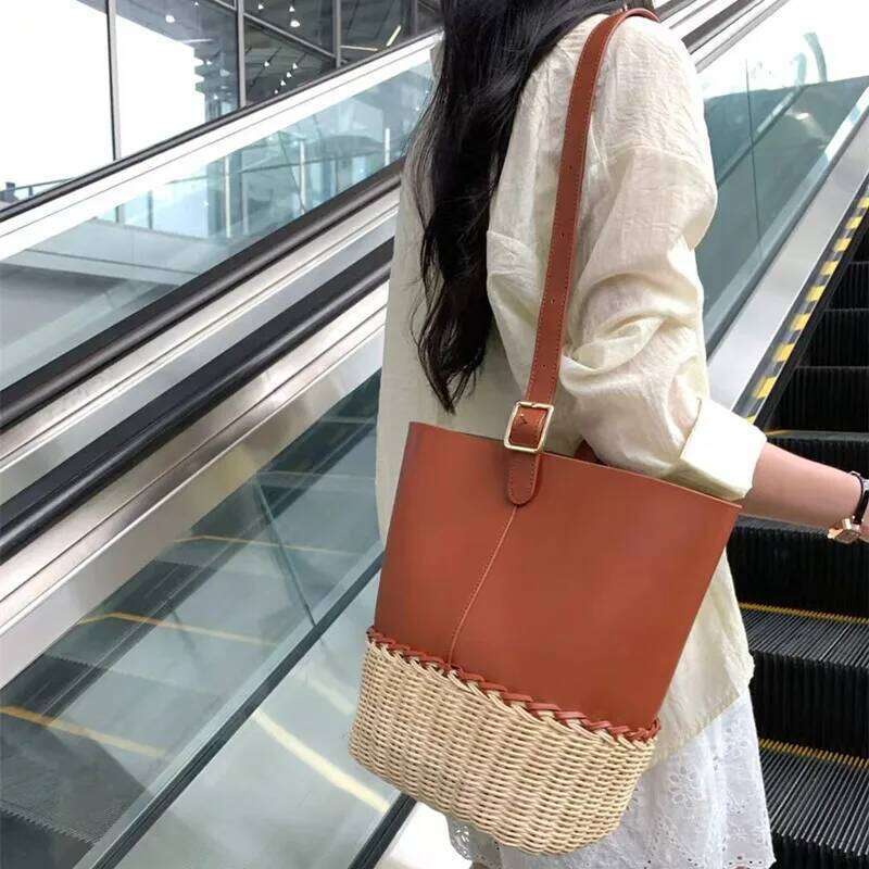 2025 Vacation Style Rattan Leather Splicing Bucket Trendy Designer Beach Handbags Brand Large Capacity Shoulder Bag