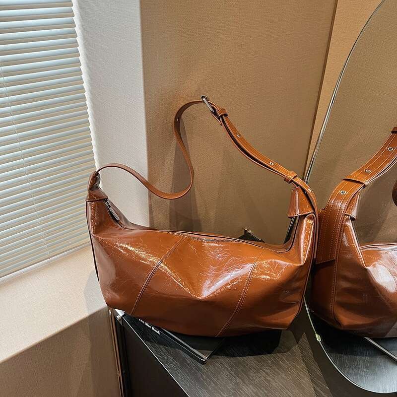 Black patent leather shoulder crossbody bag with fashionable pleated design, versatile handbag for daily streetwear, trendy women's bag