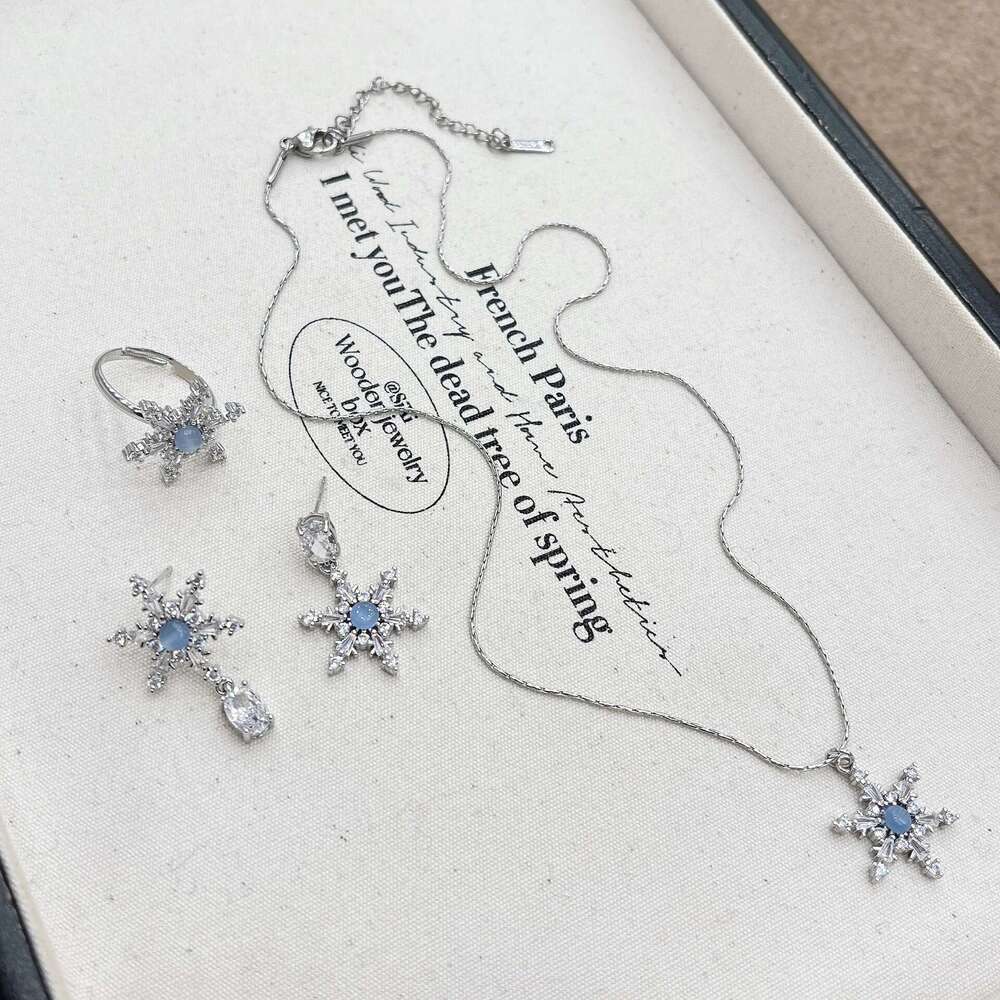 Cool Feeling Cat's Eye Snowflake Necklace for Women, Autumn and Winter Niche Atmosphere Exquisite Necklace, Light Unique Stunning Jewelry 10a