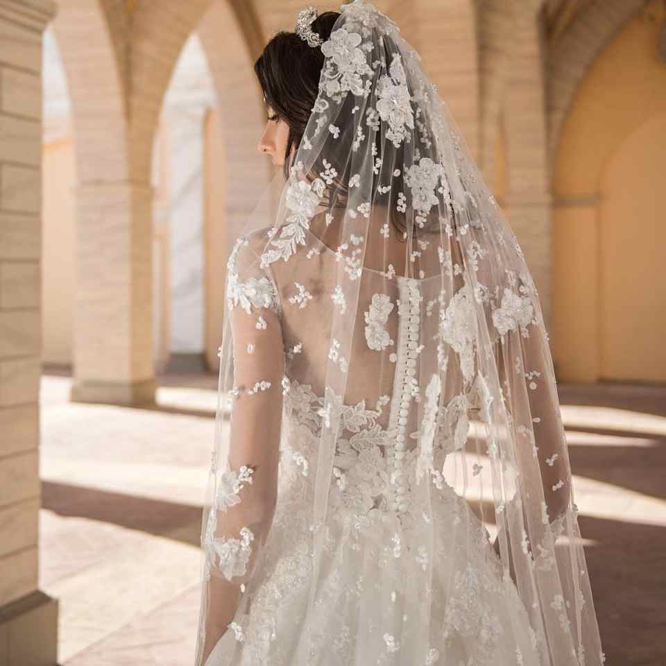 Luxury Appliques Wedding Veil 3D Flowers Two Layer Veils Elegant Fingertip Length Customized Bridal Veils Wedding Accessories