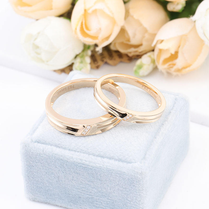 Customized Fine Jewelry Rings Classic Style 18k Gold Couples Ring Set Melee Round Cut Lab Grown Diamond Ring