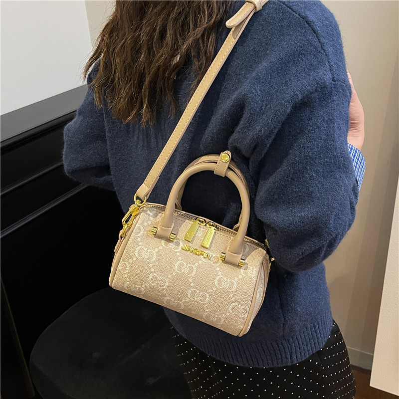 High appearance level of Boston bag women new small pillow bag fashion all go hand temperament shoulder crossbody bag