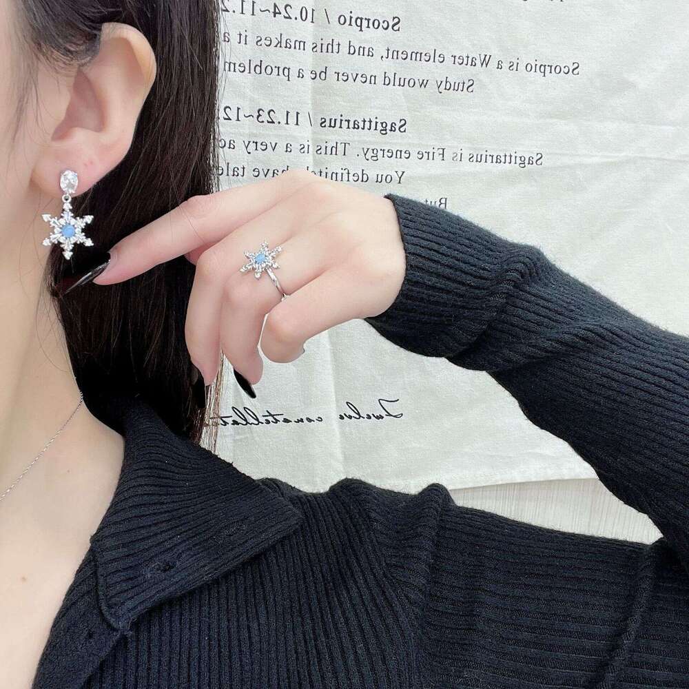 Cool Feeling Cat's Eye Snowflake Necklace for Women, Autumn and Winter Niche Atmosphere Exquisite Necklace, Light Unique Stunning Jewelry 10a