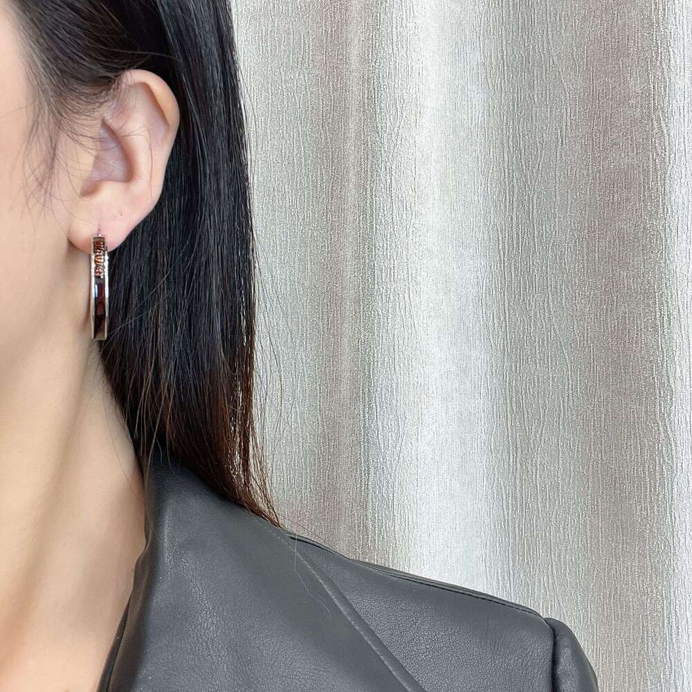 Letter Large Hoop Earrings for Women, Light , Niche Design, High-end Fashion, Elegant Hoops, Clips, Ear Accessories 74d