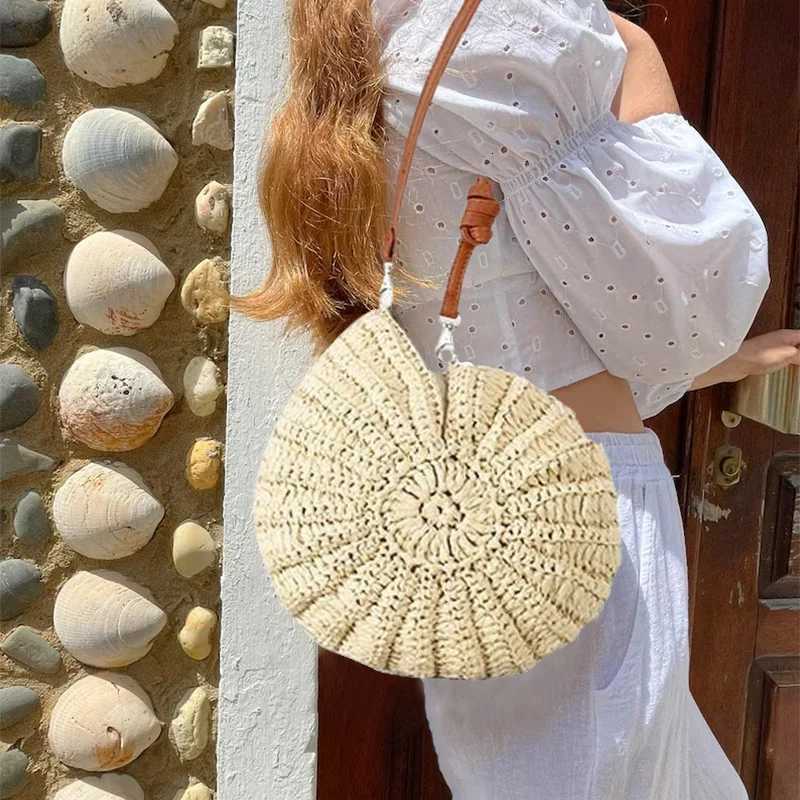 Hand-woven Shell Bag Women Seaside Conch Shell Messenger Shoulder Bag Exquisite Pearl Chain Fashion Holiday Shopping Bag Y250730