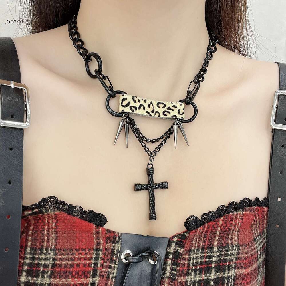 New Leopard Print Rivet Cross Choker Collarbone Chain Punk Sweet Cool Spicy Girl Temperament Personality Fashion Necklace for Women 690