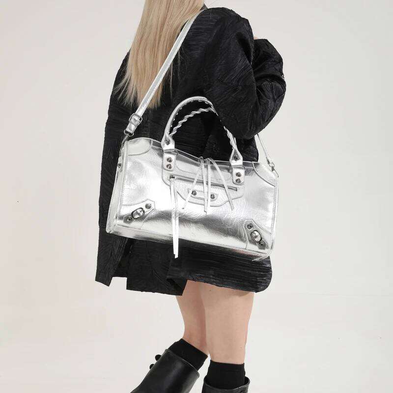 Premium Minimalist Simple Crossbody Bag For Casual Women Leisure With Solid Color And Large Capacity Tote