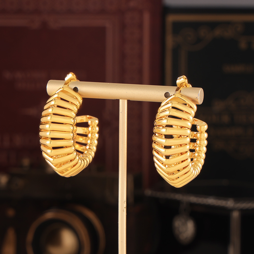 18K Gold-plated Copper Material Women's Earrings Free Shipping Designer Luxury Jewelry European And American INS Style C-shaped Spring Hollow Wir