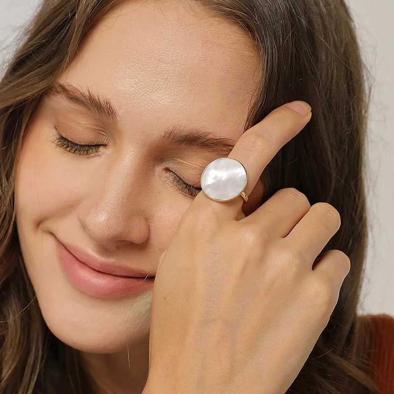 French Retro Simple Natural Shell Stone Round Ring for Women Fashion Temperament Knuckle Ring Index Finger Ring Girl Jewelry y250730