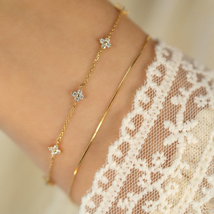 Designer Madam Bracelet Flowing Light ~ S925 Silver Plated 18K Gold Four-leaf Clover Star Bracelet Simple Zircon Pure Silver Women's Commuting