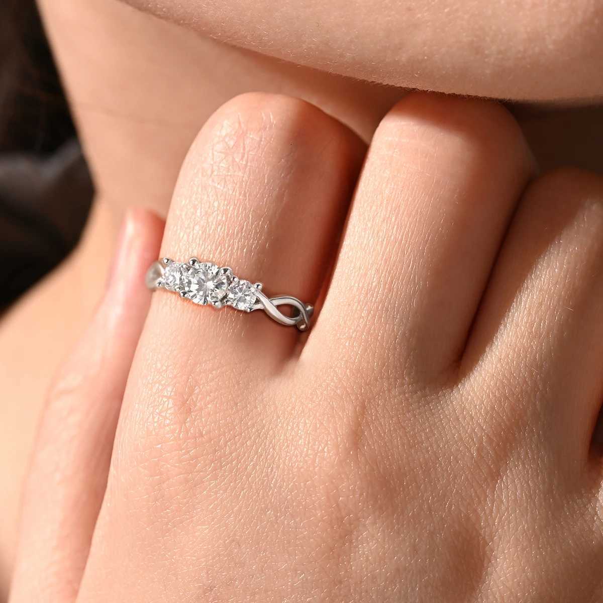 Total 0.9CT Moissanite Ring 100% S925 Sterling Silver for Women Female Eternity Sparkling Classic Band Wedding Rings Jewelry y250730