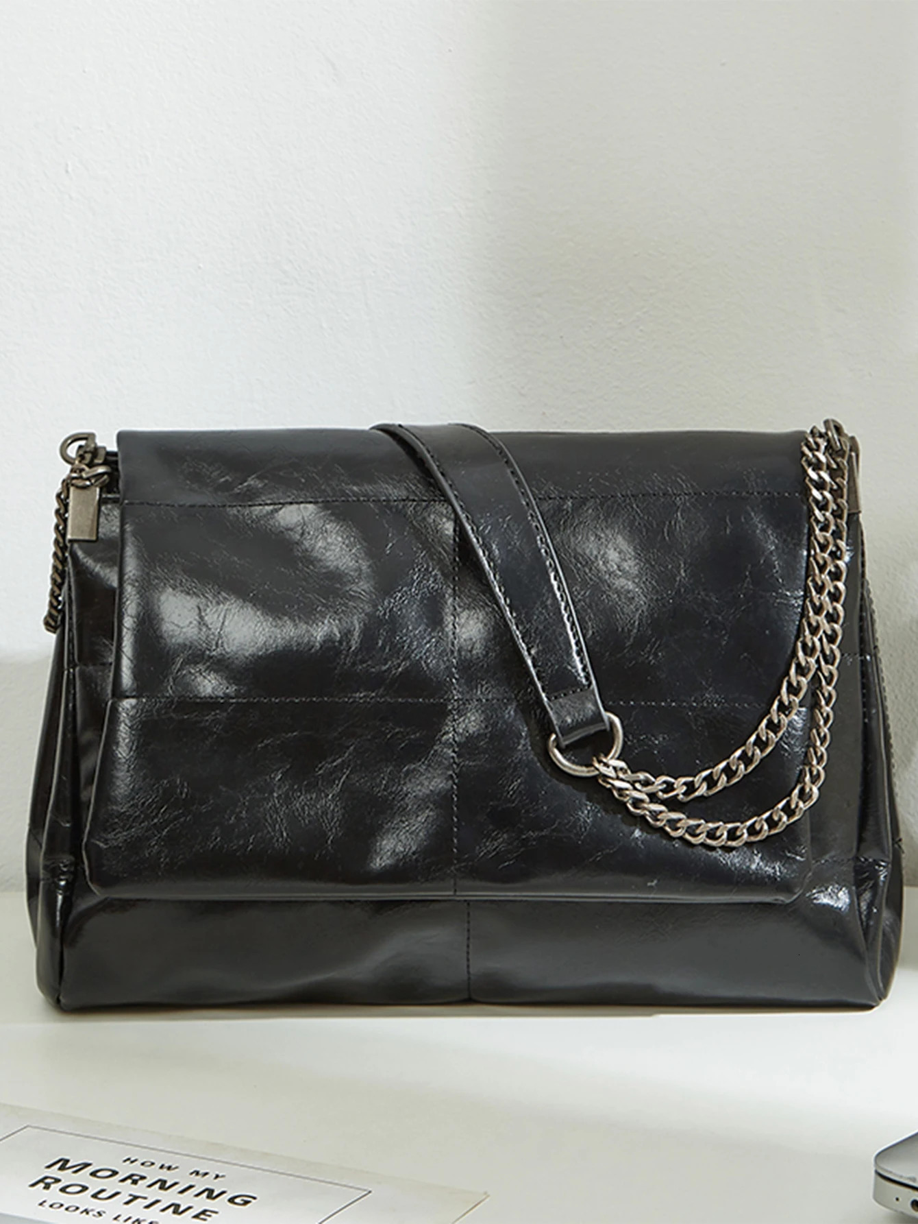 Large Capacity Commuting Bag 2024 Spring/Summer Womens Chain Tote Bag High-End and Fashionable Single Shoulder Underarm Ba 250731