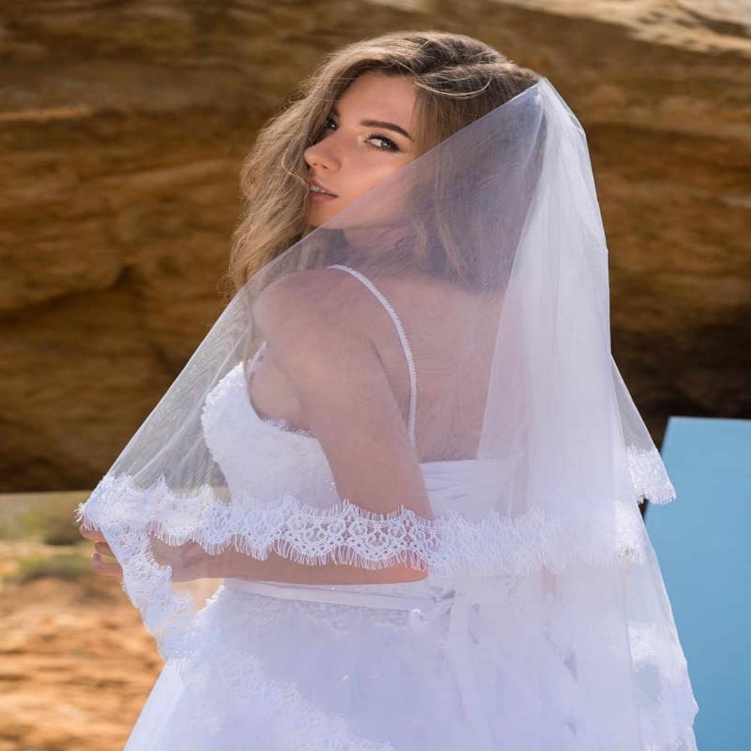 Customized Two Tiers Lace Edge Bridal Gowns Marriage Fingertip Length Wedding Veil with Comb Wedding Accessories