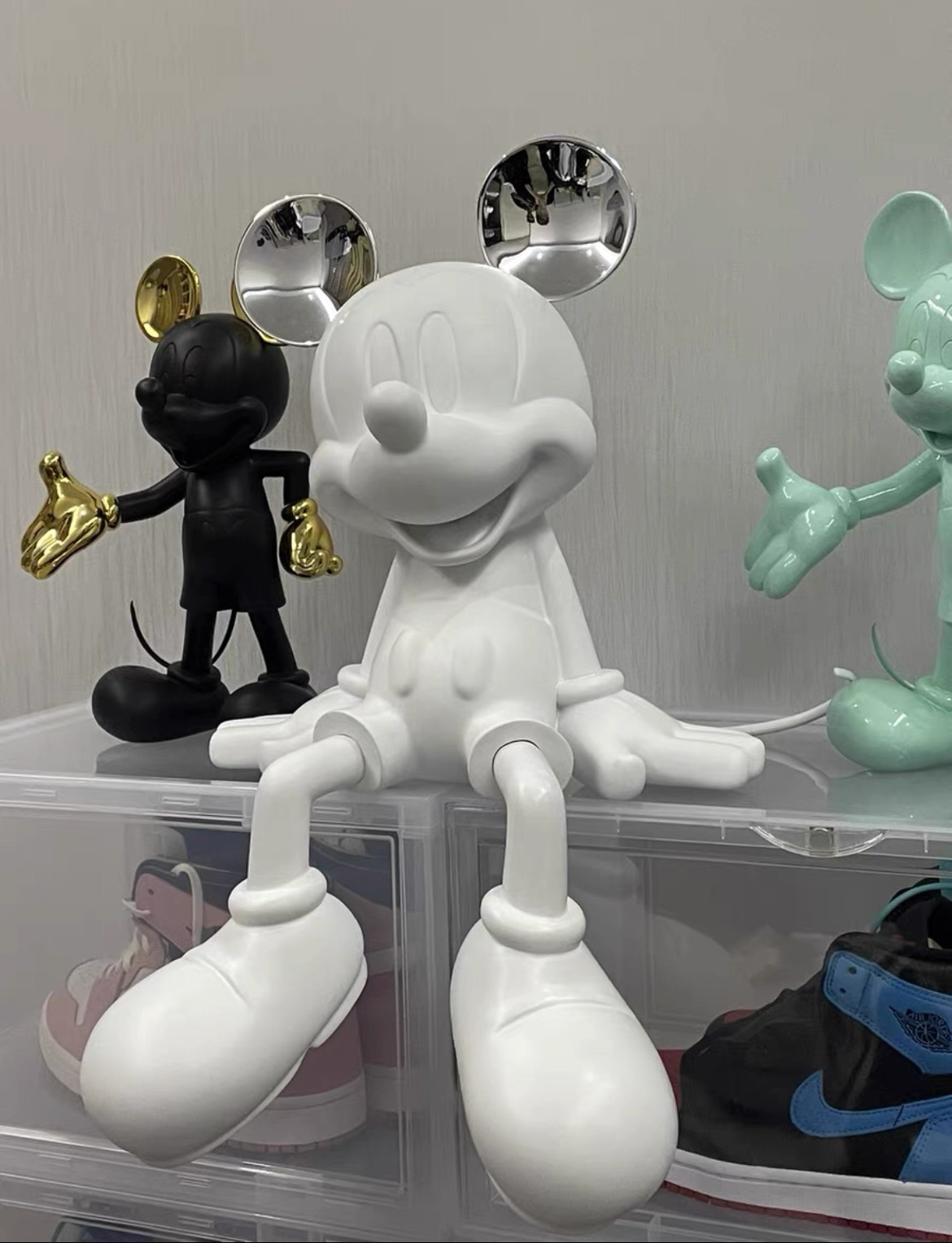 Disney Sitting Cross-Legged Cartoon Mouse Home Decor Figurines Modern Living Room Entrance Tv Cabinet Desktop Decor StylishGifts Y250509