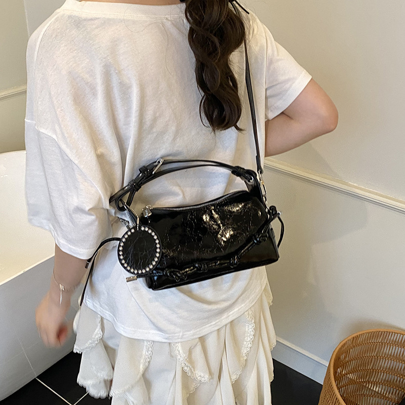 Underarm bag designer 2025 fashionable single shoulder personalized women's bag, new fashionable crossbody carrying cylindrical bag