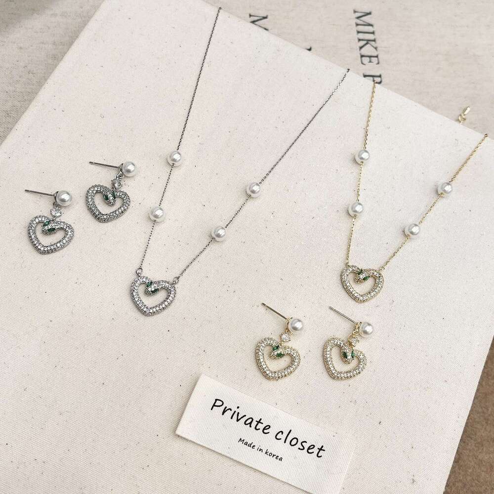 2025 Unique Design Heart-Shaped Snake Pearl Necklace Elegant Fashion Gentle Versatile Collarbone Chain for Women 9a3