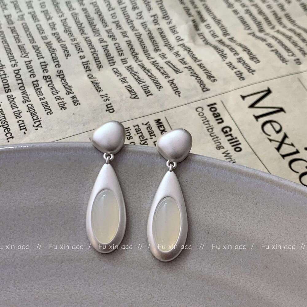 French Style Simple Black Oval Water Drop for Women, Elegant Versatile Studs, Light Niche High-End Earrings b19