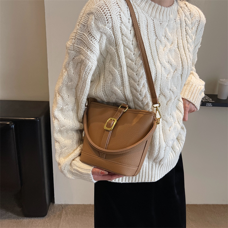 Niche bucket bag 2025 new bag autumn and winter versatile retro large-capacity high-end underarm shoulder messenger bag