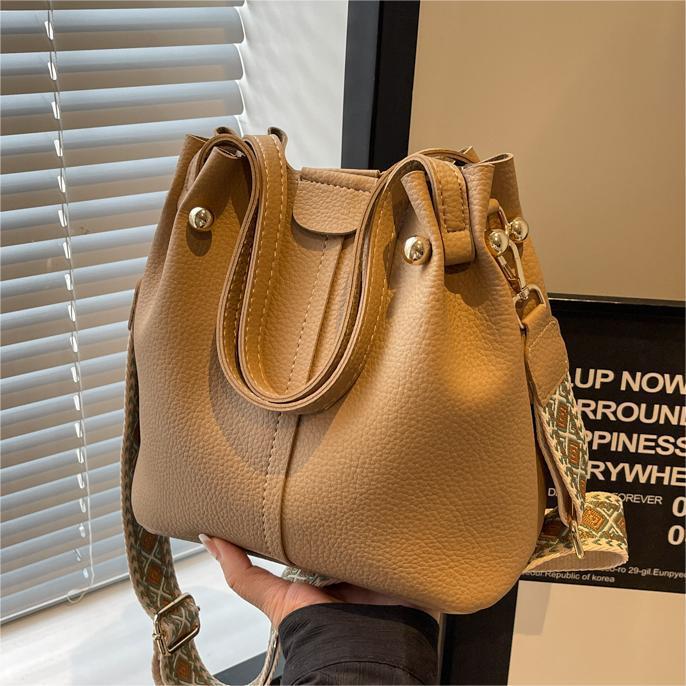 Premium Versatile Bag Ladies 2025 New Wide Shoulder Strap Portable Crossbody Bag Textured Hand Carry Bucket Bag
