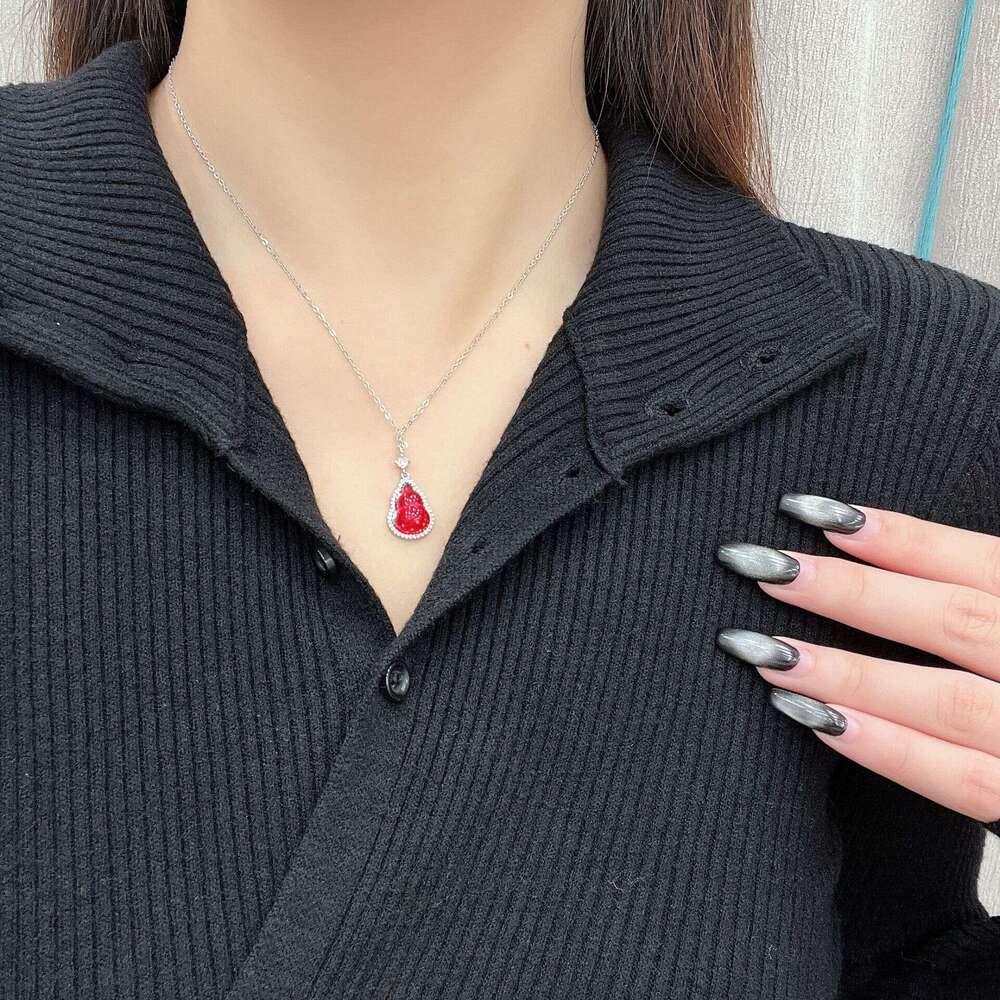 2024 New Niche Design Gourd Red Agate Pendant Long Necklace Bracelet Accessory High-end Sweater Chain c41