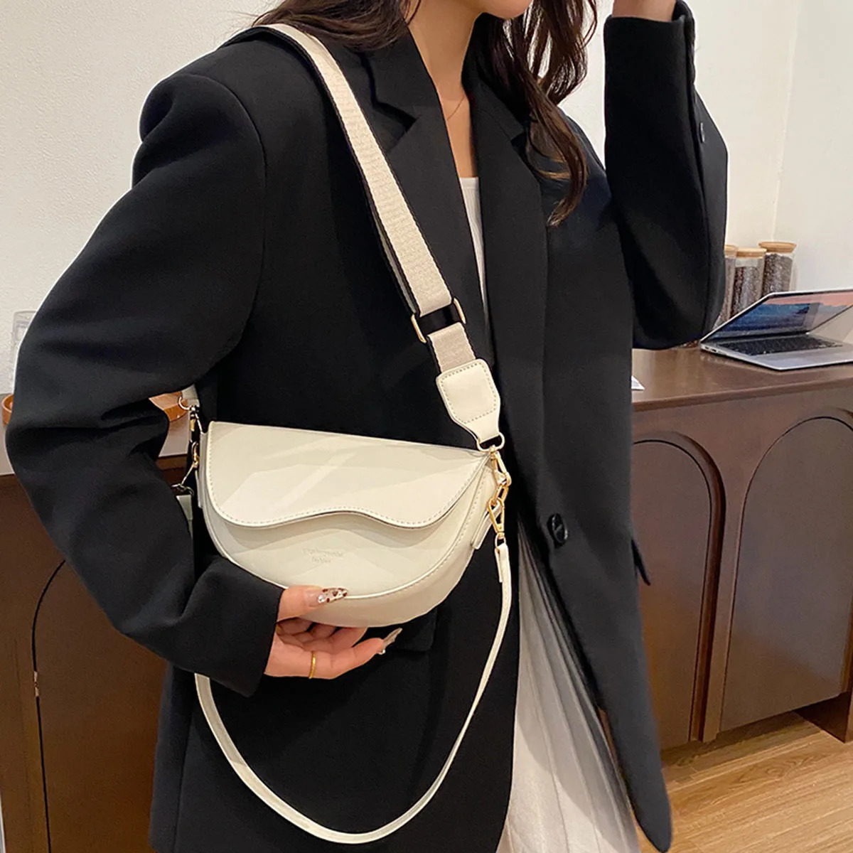 Casual Minimalist Ladies Crossbody Saddle Bag Fashionable Underarm Bag Trendy Shoulder Bag for Women 250731