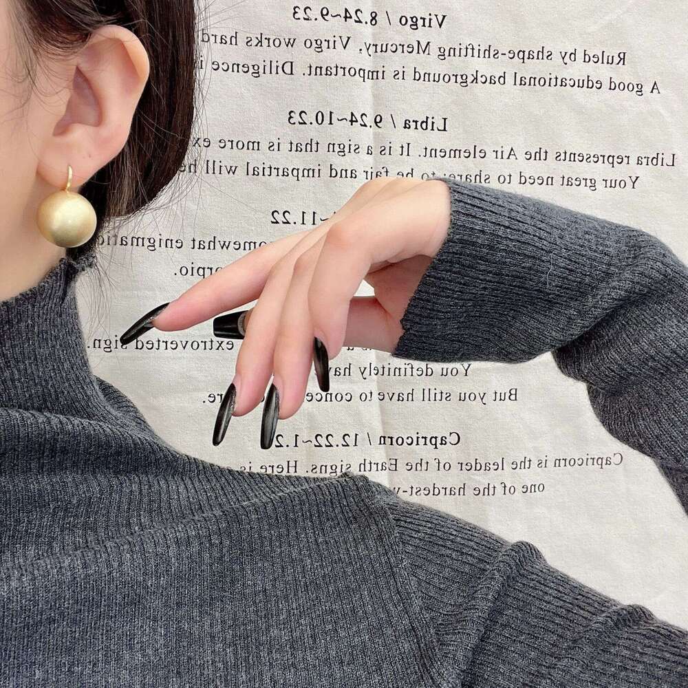 2024 New Tea Gold Pearl Earrings Autumn Winter Women's Elegant High-end Hooks Ear Jewelry 06e