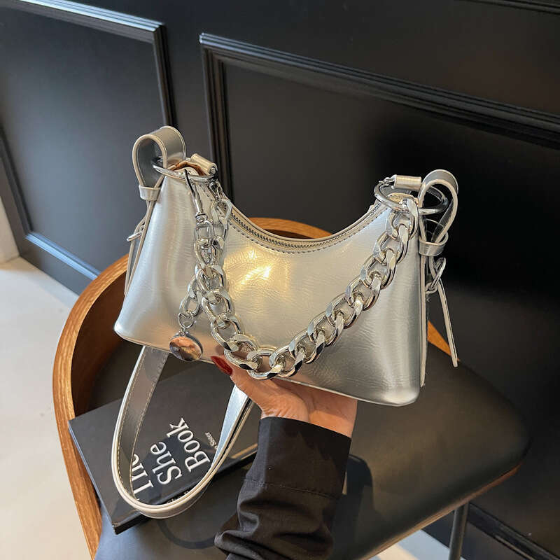 Black patent leather chain crescent bag, fashionable single shoulder crossbody handbag, versatile daily street fashion women's bag