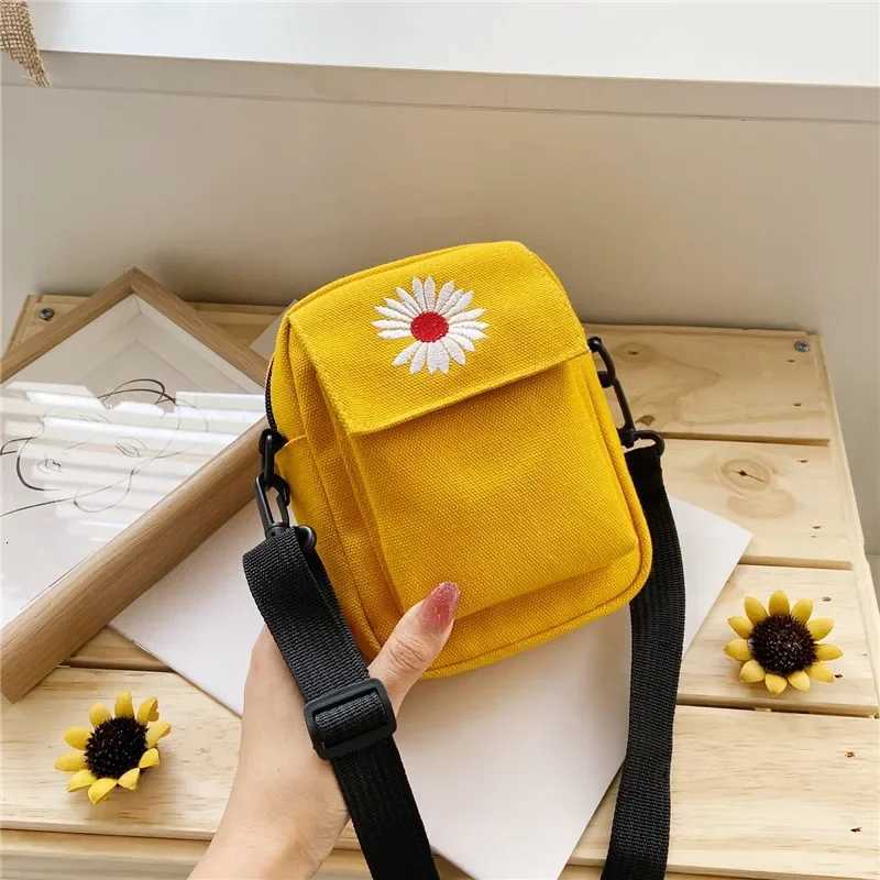 Korean Small Daisy Shoulder Bags Cross Body Canvas Bags Casual Handbag Outdoor Designer Organizer Large Capatity Storage Bags Y250730