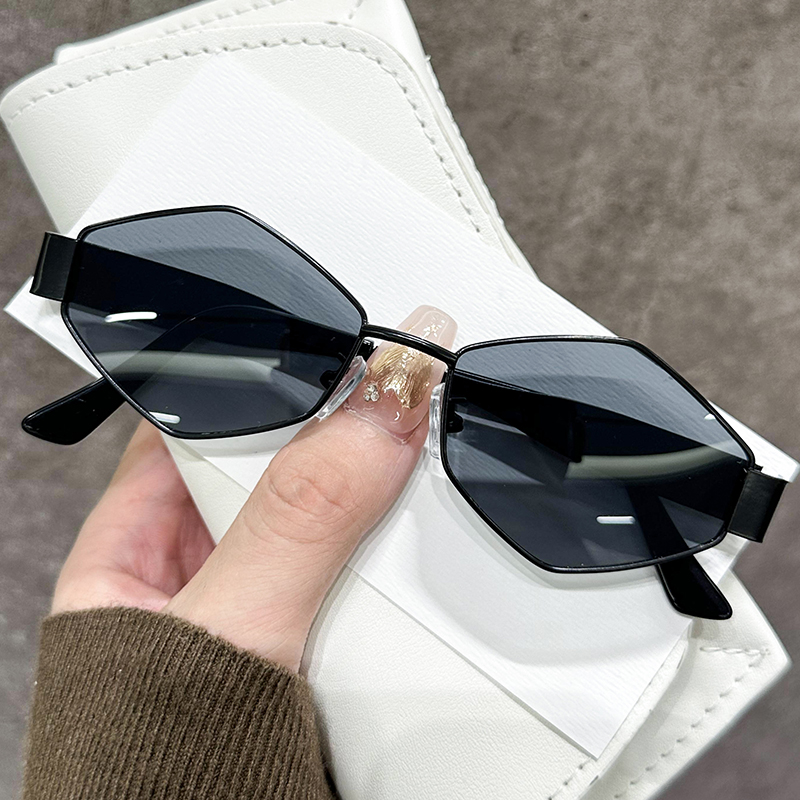 Fashionable street style pairing with sunglasses 5802