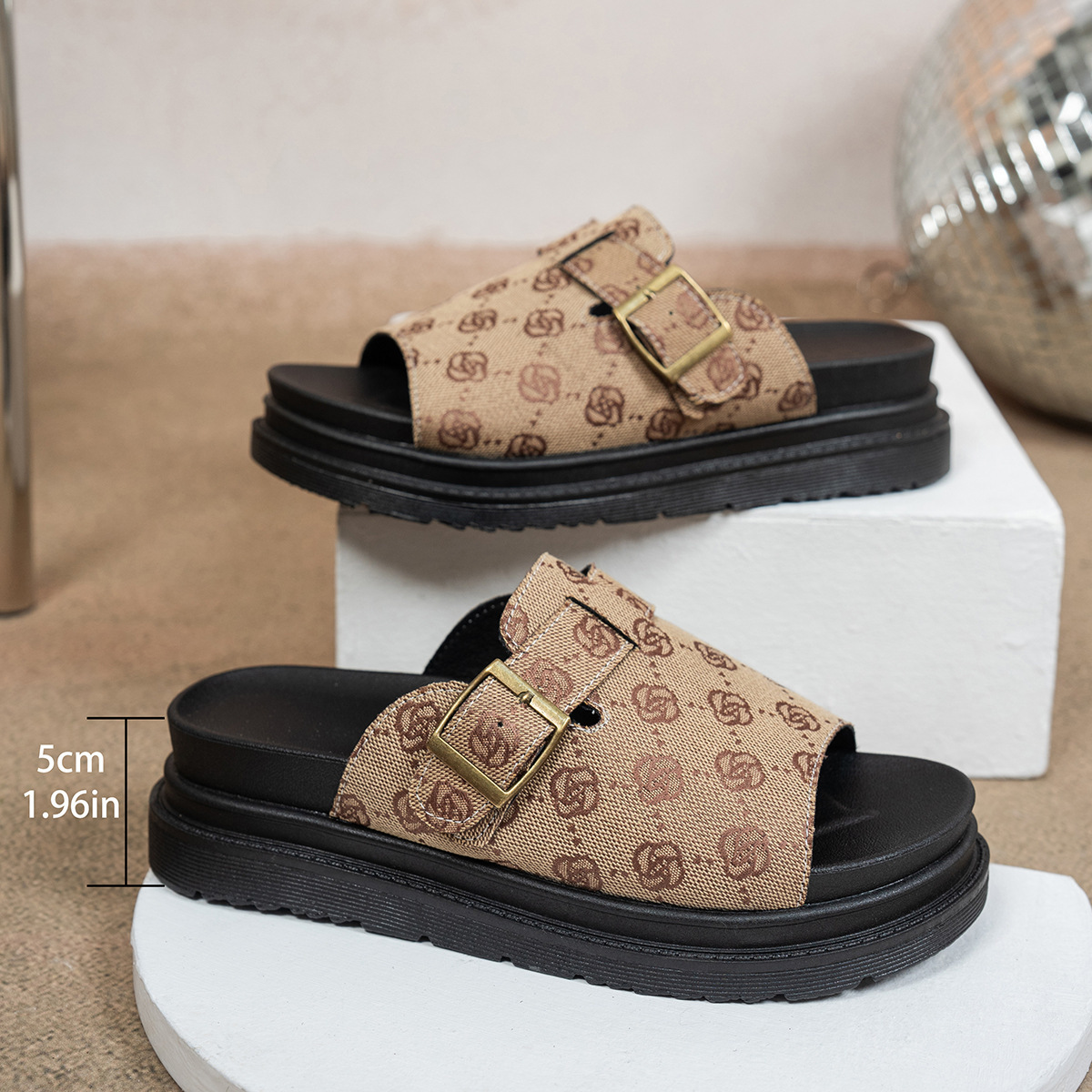 Free shipping design flat slippers, women's high-end thick-soled European and American flip-flops, belt buckle one-line Roman slippers