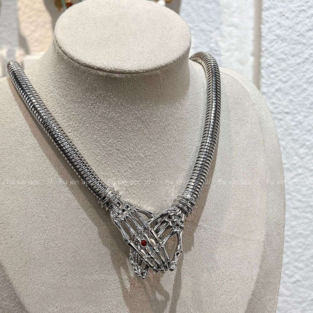 Ten Fingers Interlocking Exaggerated Skull Hand Magnet Necklace Punk Collarbone Creative Choker Hot Girl Neck Chain 7a4